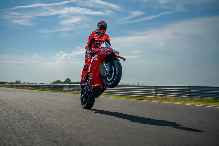 La nouvelle Ducati Panigale V4 R reste l'arme ultime pour briller en piste