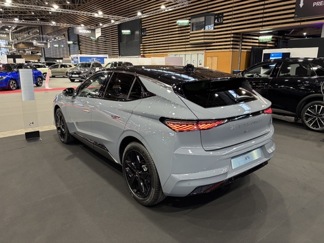 Les feux arrière intègrent un nouveau masque et sont reliés par un bandeau noir brillant. Au-dessous le lettrage DS Automobiles apparaît.