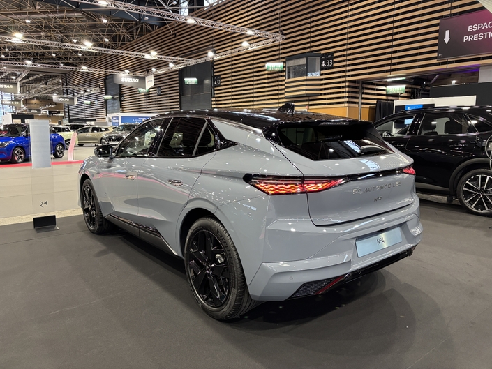 39 000€, voilà le prix de base de la DS N°4 dans sa version essence à hybridation légère de 145 chevaux.