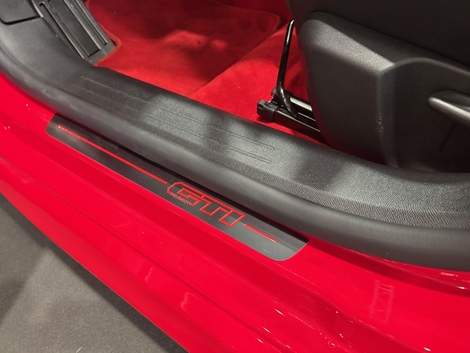 La moquette rouge nous renvoie directement en 1985 avec les premières 205 GTI.