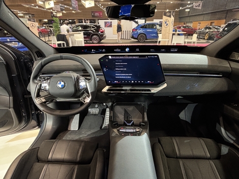 Le iX3 inaugure le "Panoramic iDrive » composé en premier lieu d’un tout nouvel affichage. L’instrumentation a été déportée loin devant le conducteur. Elle est désormais projetée sur le bas du pare-brise entre les deux piliers avant. Ici pas de probleme de visibilité.