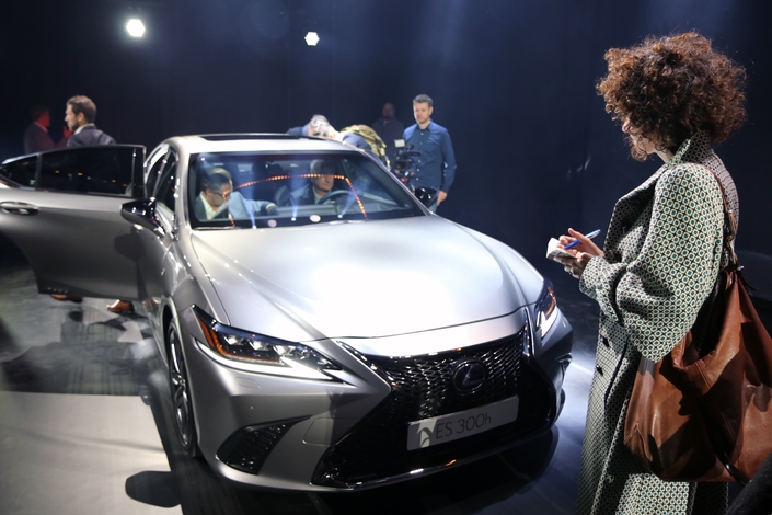 Le luxe à la Lexus : voyage avec chauffeur, petits fours, et reveal de la ES