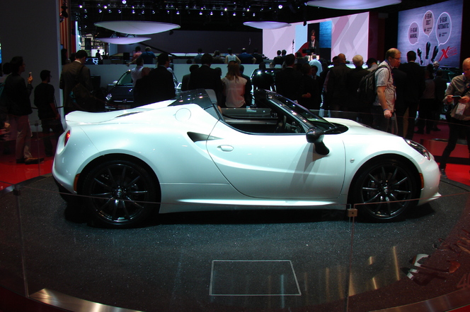 Alfa Romeo: la 4C encore et toujours - En direct du Salon de Paris 2014