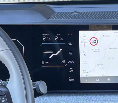 L'écran dédié à la clim est pratique et secondé par des touches classiques.