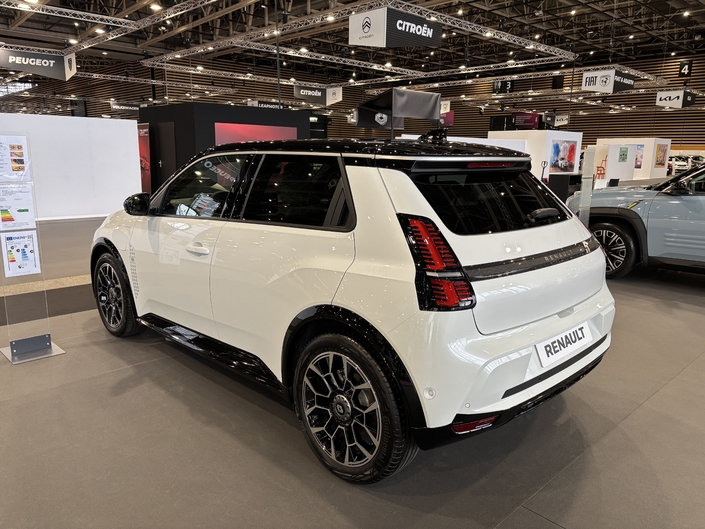 La voiture de l'année 2025, la Renault R5 E-Tech a fait le déplacement au salon de Lyon