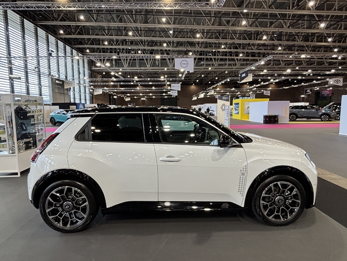 La voiture de l'année 2025, la Renault R5 E-Tech a fait le déplacement au salon de Lyon