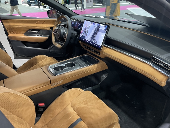 A l'intérieur, Mazda a essayé de rhabiller la Deepal SL03 pour mieux l'intégrer dans son univers.