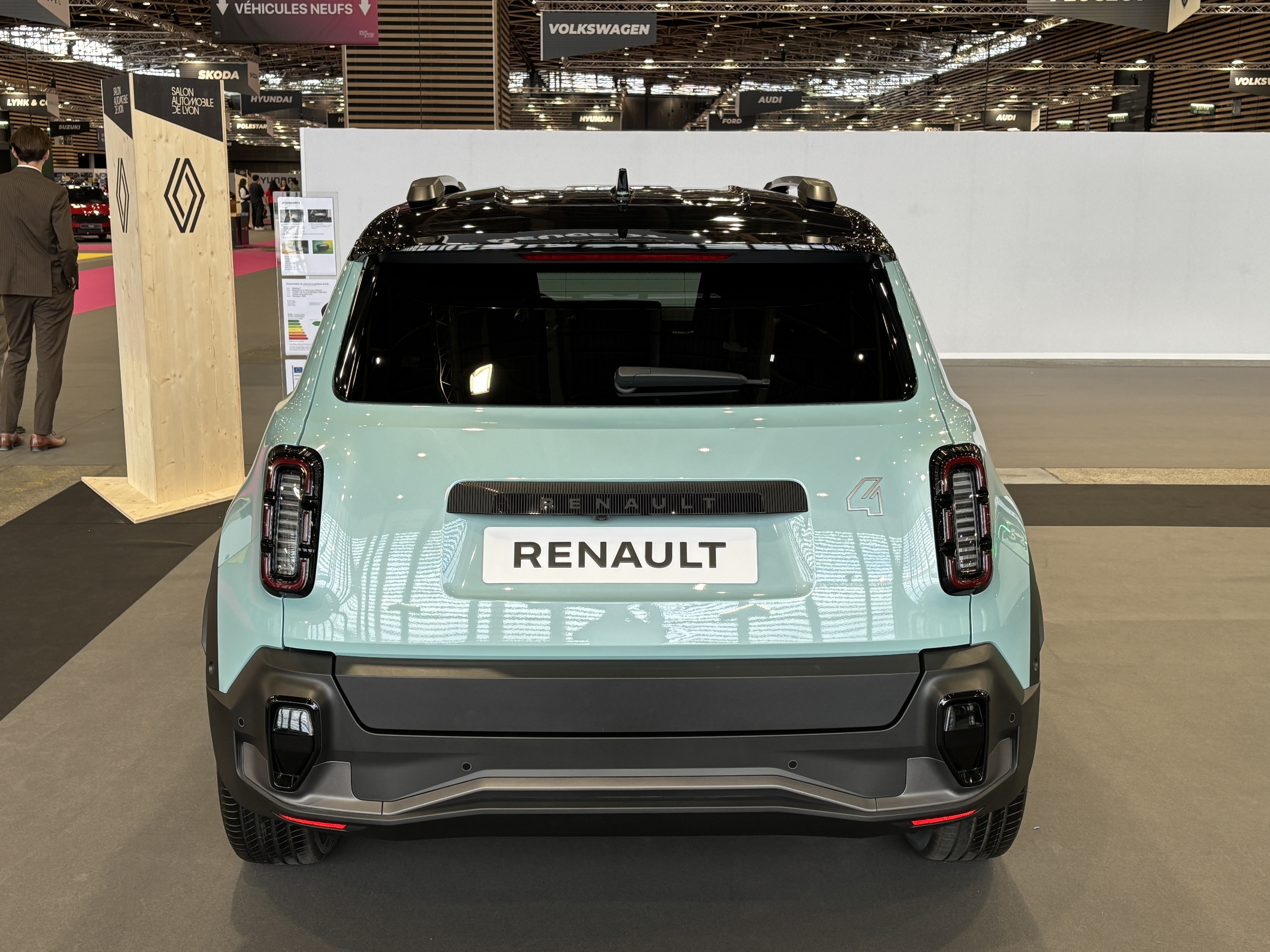 Renault R4 Technology Au salon de Lyon, la Renault R4 E-Tech fait sa star