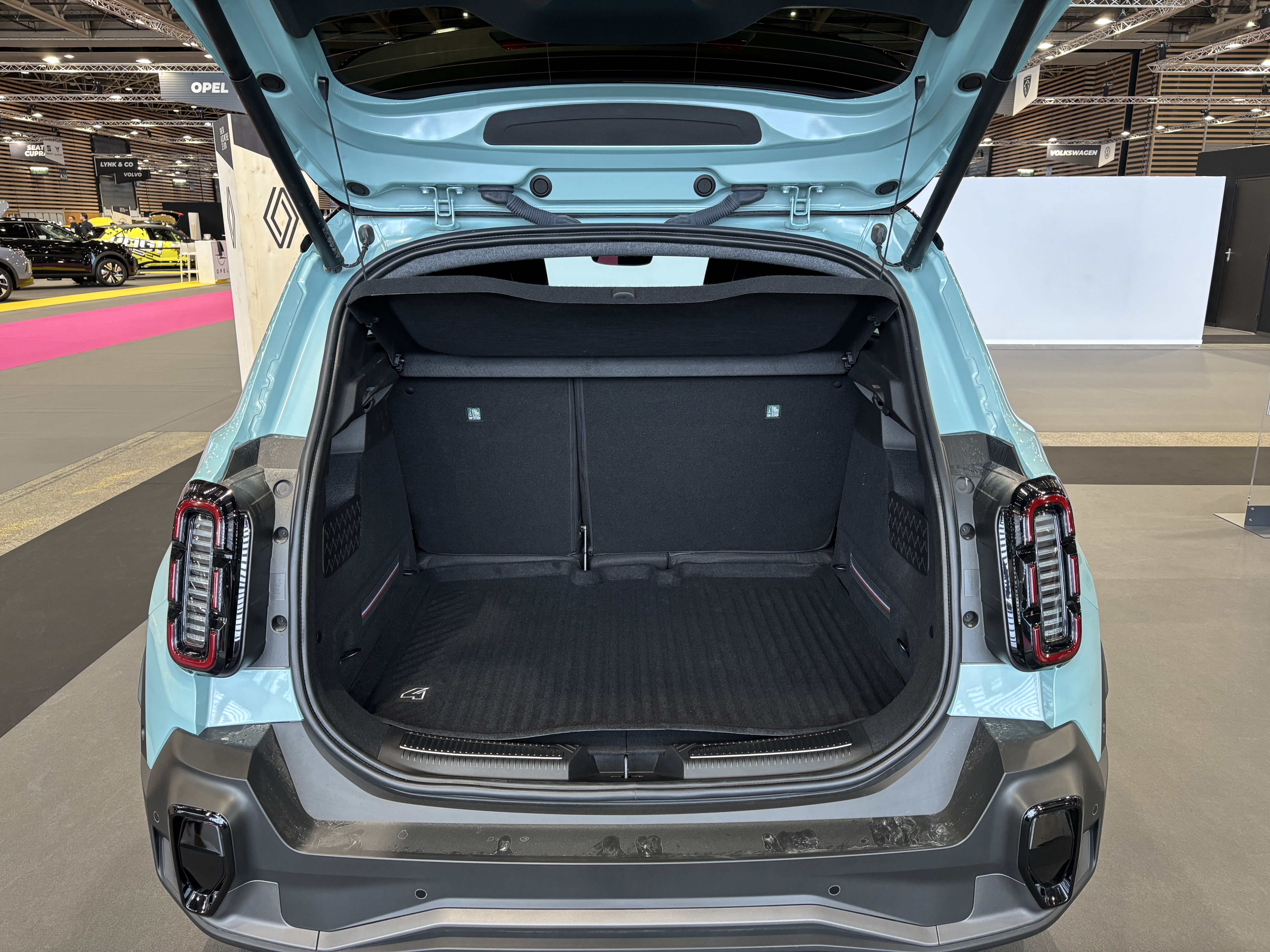Au salon de Lyon, la Renault R4 E-Tech fait sa star