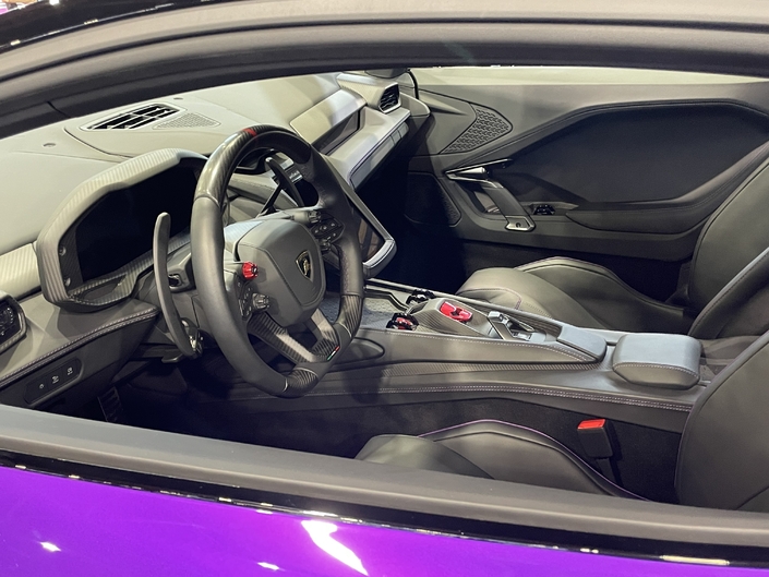 L'intérieur ressemble beaucoup à celui de la Revuelto V12.