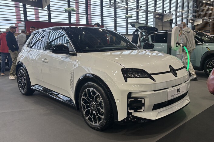Renault a fait le déplacement avec une R5 Roland Garros, une version au style soigné, mais au tarif élevé, plus de 37 000 €.