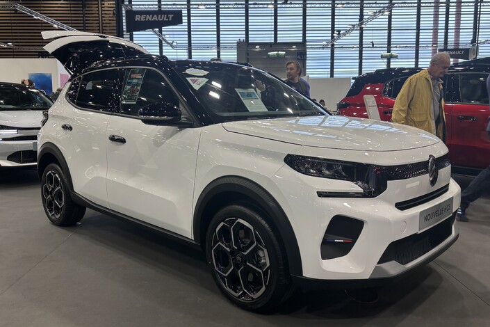 Citroën ë-C3 est capable de parcourir jusqu'à 320 km et le prix de base est de 23 300 €. Par ailleurs, elle est éligible au leasing social avec un loyer de 95 €/mois.