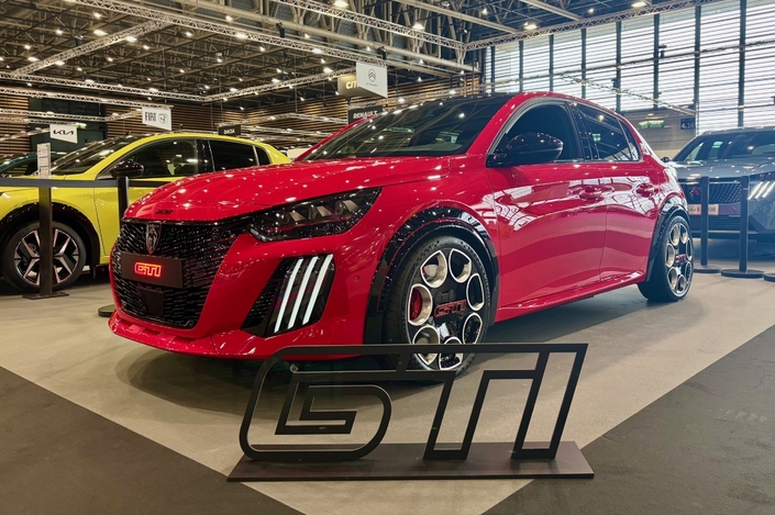 Initialement disparu, le label GTi refait surface sur la Peugeot 208 ! Au menu, un look d'enfer, un moteur de 280 ch et un différentiel à glissement limité mécanique. Prix estimé à 43 000 €.