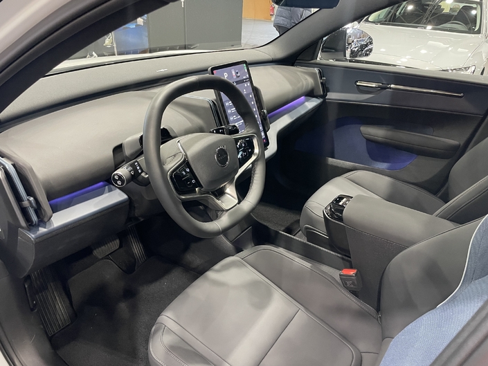 A l'intérieur, il n'y a pas de combiné d'instrumentation comme sur les autres versions de l'EX30.