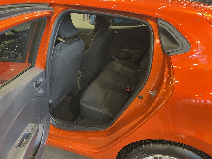 A l'arrière, la Clio 5 demeure l'une des citadines les plus spacieuses du marché.