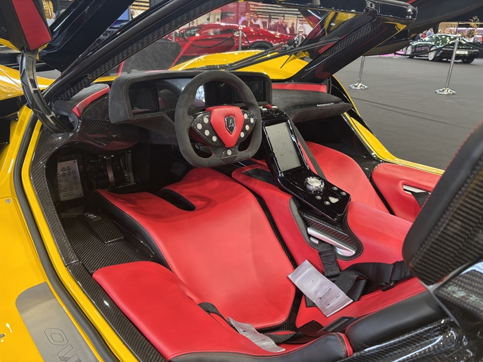La position de conduite jambes relevées rappelle l'univers de la Formule 1. Sauf que là, on roule à l'électrique.