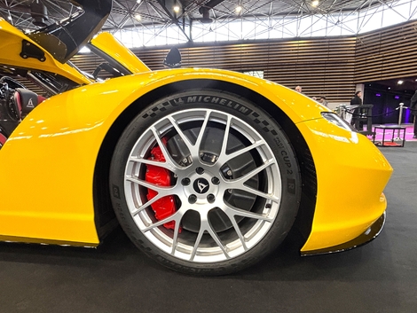 L'hypercar japonais ne cède pas à la mode des jantes noires. J'adore !