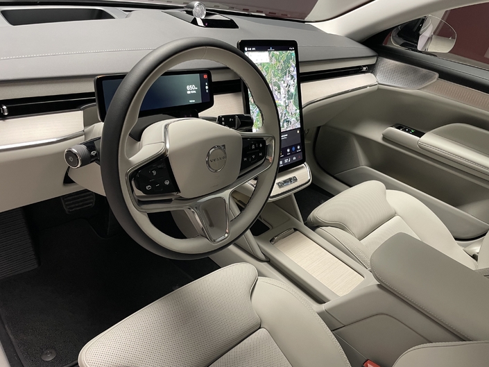 L'ambiance intérieure ressemble à celle de tous les autres grands modèles du groupe Geely et la finition est de très bonne facture.