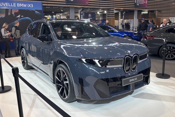 Le BMW iX3 représente le premier modèle de l'ère Neue Klasse, du nom de sa plateforme. Ce SUV affiche une très bonne autonomie de 805 km et peut se recharger de 10 à 80 % de la batterie en seulement 20 minutes. Côté budgter, comptez au minimum 71 950 €.