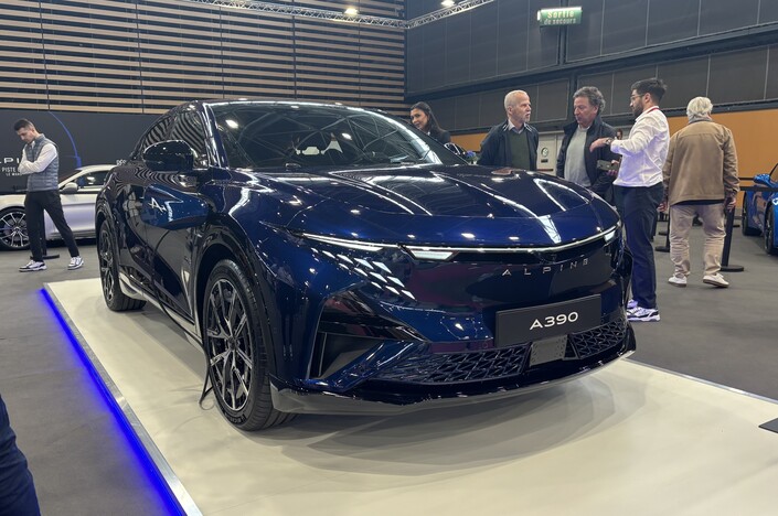 Alpine passe au SUV avec l'A390. Nettement plus profilé que le Scénic avec lequel il partage la plateforme, il est aussi nettement plus performant. Il peut accueillir jusqu'à trois moteurs électriques pour une puissance cumulée de 470 ch (GTS). Au niveau autonomie, il est homologué entre 520 et 555 km et son prix de base devrait avoisiner les 65 000 €.
