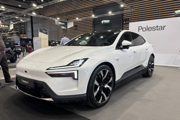Avec ses 4,84 m de long et son allure de crossover, la Polestar 4 ne passe pas inapeçue, d'autant que l'absence de lunette arrière interpelle. Grâce à sa grande batterie de 100 kWh de capacité, elle est capable de parcourir jusqu'à 620 km. À noter par ailleurs que son prix de base est assez bien placé : 61 800 €.