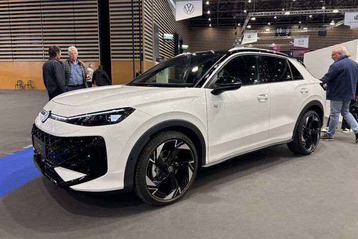 Après huit de carrière, le Volkswagen T-Roc laisse place à une toute nouvelle génération. Plus long de 12 cm, il offre plus d'espace à bord et surtout se dote de motorisations hybride de 130 et 170 ch. Il est ainsi armé pour chatouiller le Toyota C-HR. Tarif d'entrée de gamme : 29 990 €.