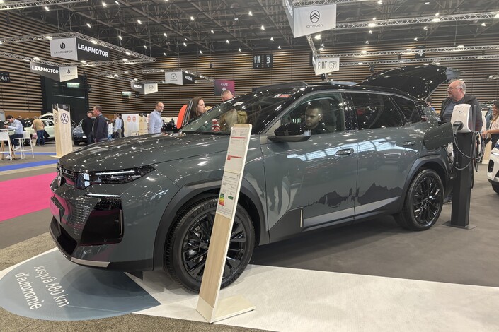Citroën a revu du sol au plafond son C5 Aircross. S'il gagne en modernité, il perd au passage ses sièges arrière individuels coulissants pour une banquette fixe. Le prix de départ de ce SUV est bien placé, 35 000 €, et il profite de différentes versions : hybride, hybride rechargeable et électrique.
