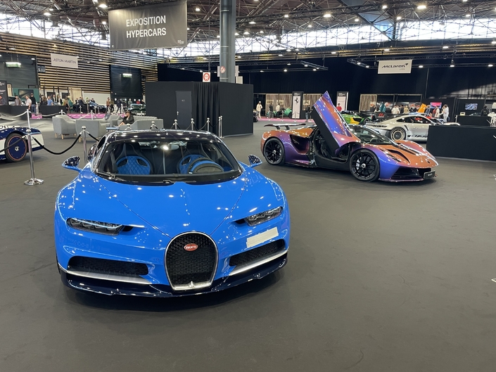 Ah oui il y a aussi une Bugatti Chiron à côté !