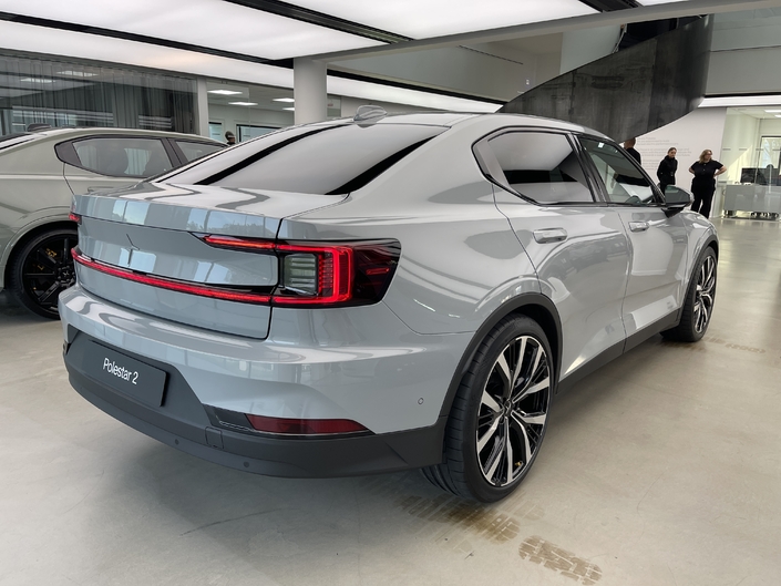 La Polestar 2 arrive tard mais avance de sacrés arguments