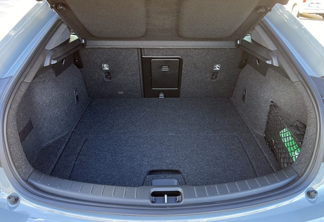 Le coffre, certes très accessible et logeable, manque de volume (407 l) vu l’encombrement de la Polestar 2. Heureusement, dossiers rabattus, le plancher est plat.