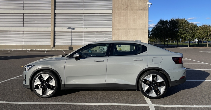 La Polestar 2 arrive tard mais avance de sacrés arguments