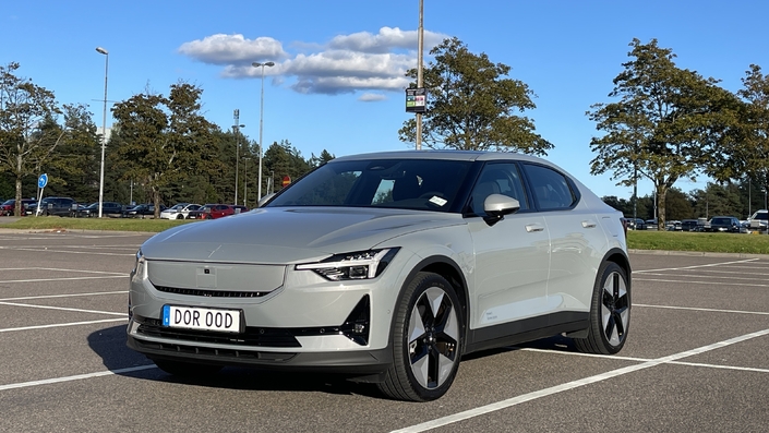 La Polestar 2 arrive tard mais avance de sacrés arguments