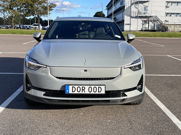La Polestar 2 arrive tard mais avance de sacrés arguments