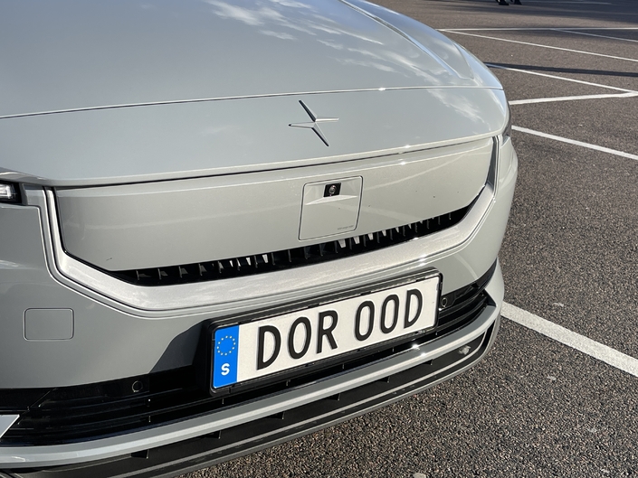La Polestar 2 arrive tard mais avance de sacrés arguments