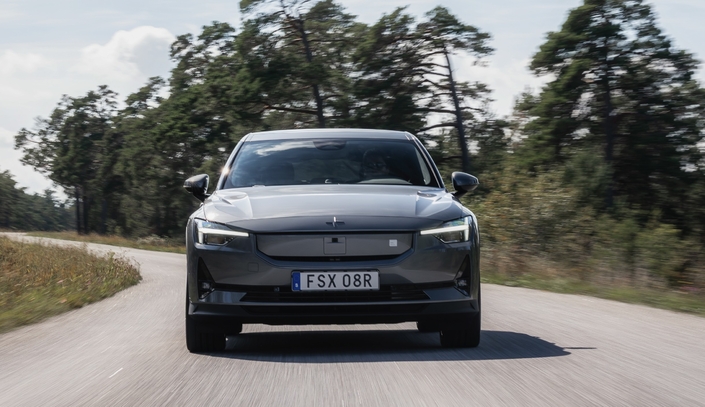 La Polestar 2 arrive tard mais avance de sacrés arguments