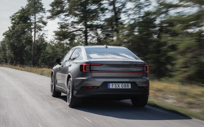 Partagée avec Volvo, la plateforme CMA sous-tend la Polestar 2. En 2023, le moteur de la version d’entrée de gamme est passé de l’avant à l’arrière, un cas inhabituel.