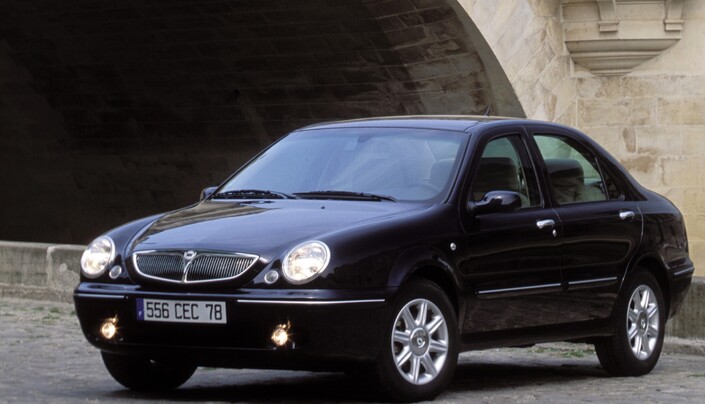 Une couleur sombre sied paradoxalement bien à la Lancia Lybra, car cela atténue l'étroitesse visuelle des vitrages.