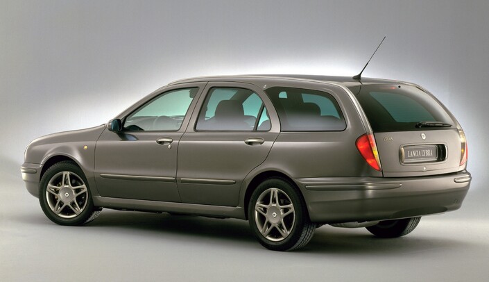 Un luxueux break Lancia Lybra Emblema, en 2003, paré de coloris originaux, a quelque chose d'un collector.