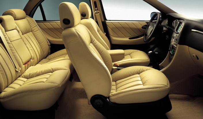 L'habitacle de la Lancia Lybra, spacieux et confortable, constitue l'un de des principales qualités. Ici, une Emblema dotée de l'opulente sellerie cuir.