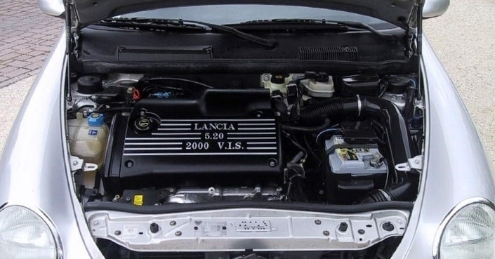 Belle solidité pour le 5-cylindres de la Lancia Lybra, ici en 2.0 en 2000, mais la courroie de distribution est peu accessible.