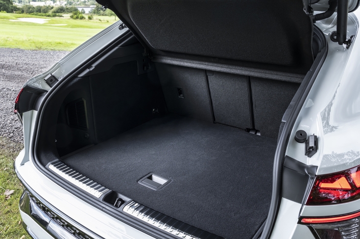 Q3 ou Q3 Sportback, le coffre est à 488 litres. Il grimpe à 575 litres en avançant la banquette au maximum et descend à 375 litres en version hybride rechargeable.