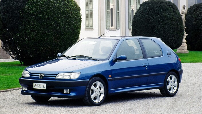 Dès la fin 1993, la Peugeot 306 se décline en version sportive S16, animée par un 2,0 l de 155 ch.