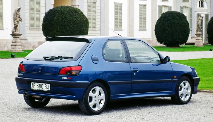 La Peugeot 306 S16 se veut sportive mais chic également, arborant des boucliers et rétroviseurs peints, ainsiqu'un discret aileron arrière. 