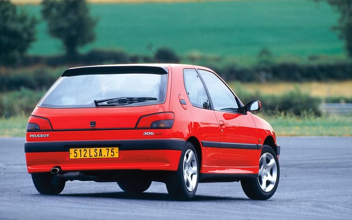 C'est surtout par son châssis que la Peugeot 306 S16, ici en 1997, donne du plaisir. Le moteur 167 ch assure de bonnes performances, mais sans faire d'étincelles.