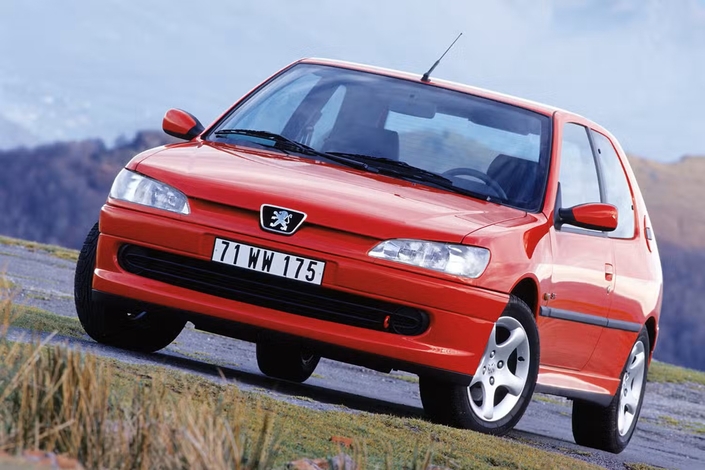 Juste après le restylage de 1997, la Peugeot 306 S16 a droit à une version simplifiée Confort, dépourvue de la clim et moins chère.