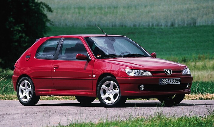 En 1999, la Peugeot 306 S16 bénéficie d'ultimes retouches cosmétiques, recevant par exemple des projecteurs à glace lisse, en polycarbonate.