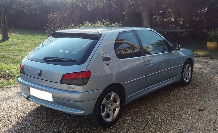 La mise à jour de 1999 se signale également par de nouveaux feux sur la Peugeot 306 S16.