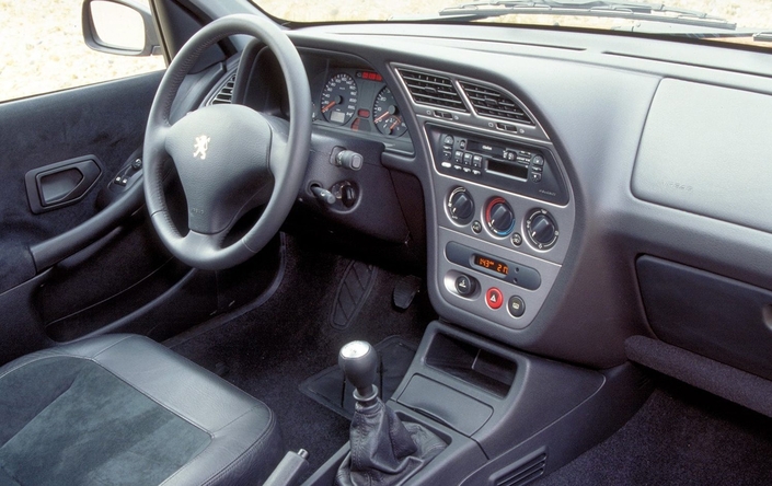 Un tableau simple et solidement fabriqué pour la Peugeot 306 S16, ici équipé du double airbag. Ici, un exemplaire restylé de 1998.