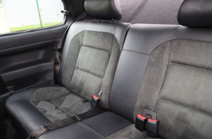 Sportive, la Peugeot 306 S16 n'oublie pas de se montrer spacieuse, pratique et confortable. Ici, dans une phase 3 de 2000.