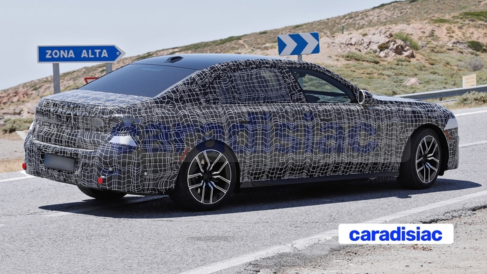 La BMW Série 7 LCI devrait être dévoilée dans le courant de l’année 2026 avec une commercialisation en fin d’année. Elle devrait être dotée d’un équipement de conduite autonome de niveau 3 évolué mais pas sûr que ce système qui est en option en Allemagne arrive en France.